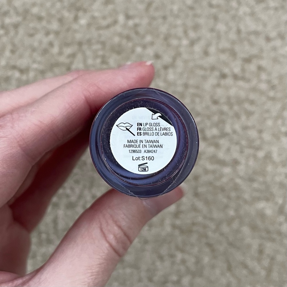 Makeup Revolution x Friends Phoebe Lip Gloss - Picture 10 of 14